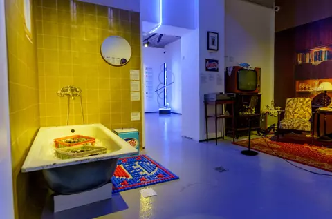 De la naveta de Pepsi răcită în cadă la festivalurile de azi. „Doza de amintiri offline”, o expoziție despre 60 de ani de Pepsi în România
