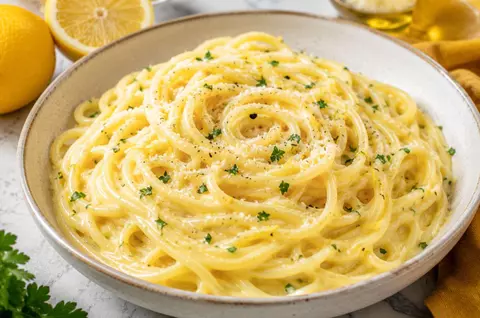 Rețetă de paste cu unt și lămâie. Preparatul italian cu un sos fin și catifelat, perfect pentru un prânz rapid