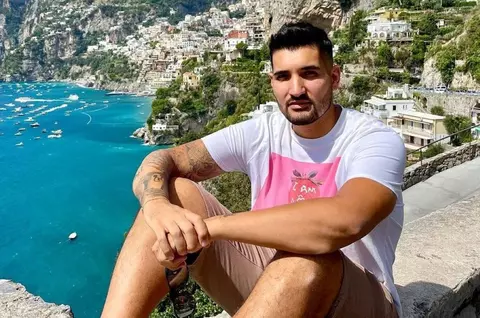 Cine este Nadir Tamuz. Artistul s-a născut în Libia, a cântat cu Loredana, are doi copii, iar în memoria mamei sale și-a tatuat un verset din Coran: "Să-ți tratezi părinții cu caritate"