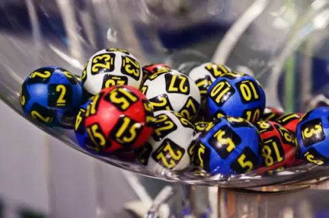 Femeia care a câștigat premiul de 10 milioane de euro la Loto 6/49 are 59 de ani și este pensionată pe caz de boală: "O minune care mi-ar putea salva viața"
