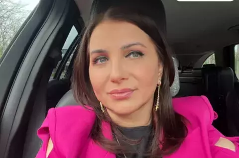 Carmen Șerban a căzut cu mașina într-o groapă, în București: "S-a surpat asfaltul. Nu mă întrebați cum am ieșit că nu știu"/ Cum se simte cântăreața după accident