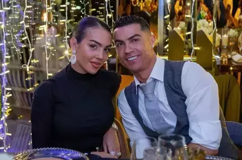 Primele imagini de la nunta cuplului Georgina Rodriguez - Cristiano Ronaldo. S-au căsătorit în sufragerie, alături de copii și patru martori: "Avem acces la castele, insule, cai și mașini. Dar ceva intim este mai neobișnuit pentru noi"