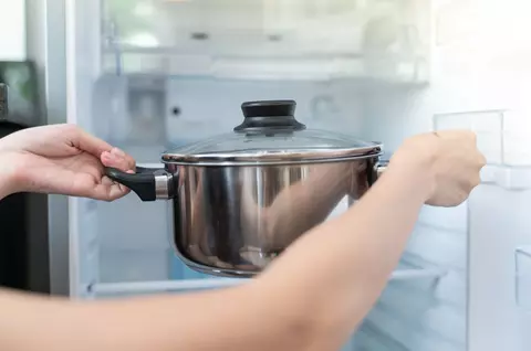 Ce se întâmplă dacă bagi mâncare fierbinte în frigider. Greșeala pe care o fac mulți