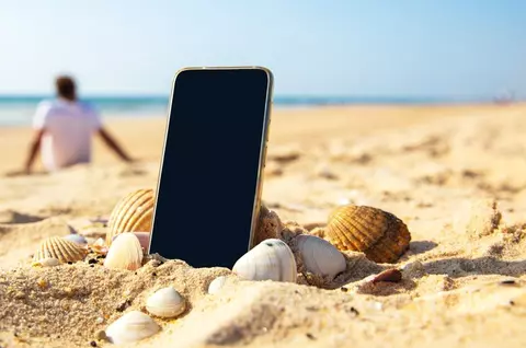 Ce se întâmplă dacă lași telefonul în soare pe caniculă