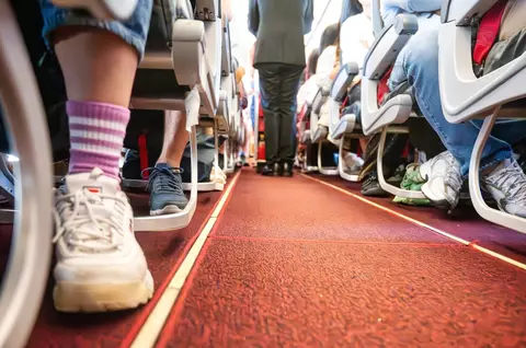 Confort și siguranță în avion. Ce încălțăminte să nu porți când călătorești