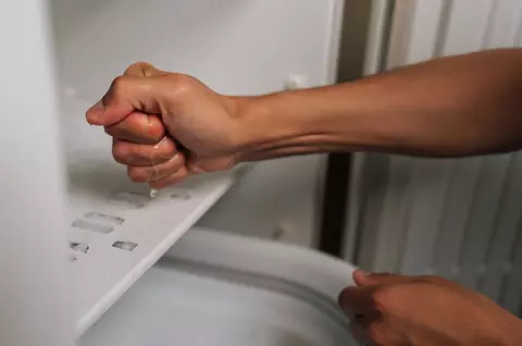 De ce se adună apă în frigider – cauze și rezolvare rapidă