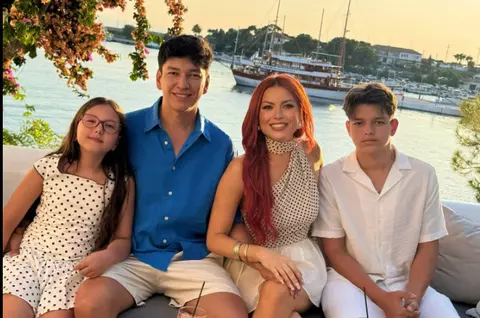 Ce activități are Elena Gheorghe cu Nicholas, fiul ei de 15 ani, și cum a surprins-o, recent, adolescentul: ”Mergem împreună la sală. I-am promis că până în septembrie-octombrie o să fim numai mușchi și fibră”/ EXCLUSIV