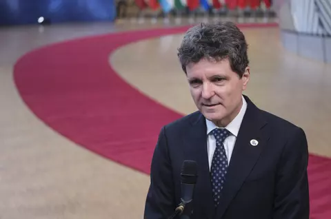 Nicușor Dan a promulgat legile privind criza carburanților și TVA redus la locuințe. Ce se schimbă pentru români: „Decizii care protejează veniturile!”