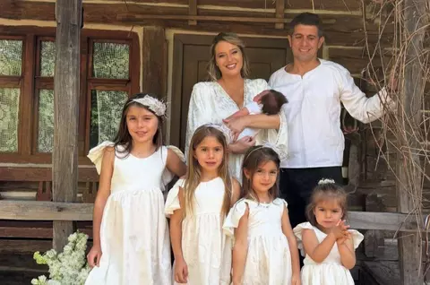 Laura Cosoi, botez de poveste pentru cea de-a cincea fetiță, în Maramureș: „Zi binecuvântată în familia noastră! Avem inimile pline” / Imagini spectaculoase de la creștinarea Ninei