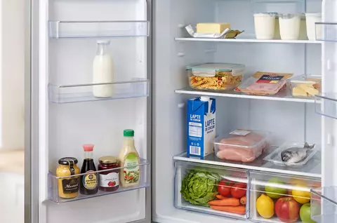 De ce nu se ţine laptele pe uşa frigiderului. Ordinea corectă pentru depozitarea laptelui de consum şi a altor alimente în frigider