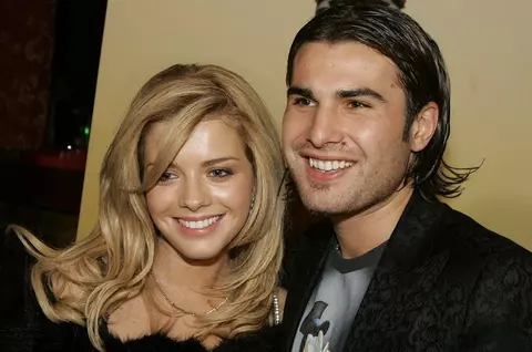 Adrian Mutu a povestit în cartea sa autobiografică de ce a divorțat de prima lui soție, Alexandra Dinu: "A fost o iubire fulgerătoare, de adolescenți, aș spune chiar de copii"