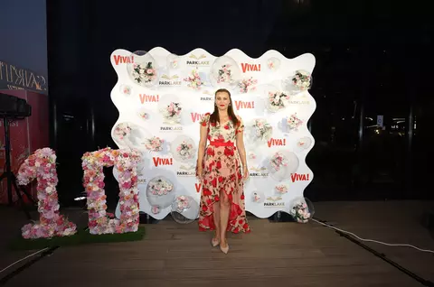 Daniela Nane, elegantă la VIVA! Influencers Party 2026! A îmbrăcat o rochie cu imprimeu floral, scurtă în față, care i-a pus silueta în valoare