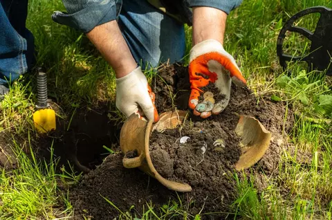 Ce trebuie să faci dacă găsești o comoară în România. Ce spune legea și ce recompensă primești