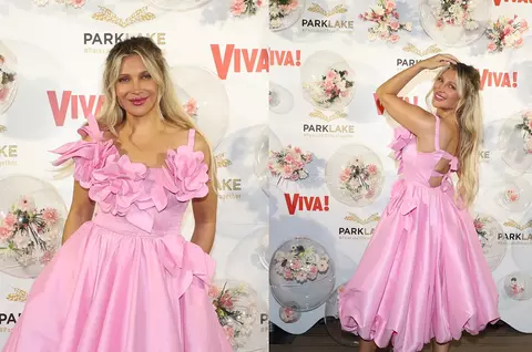 Lora, apariție ravisantă la VIVA! Influencers Party 2026. Artista a purtat o rochie diafană, cu flori aplicate, și sandale roz