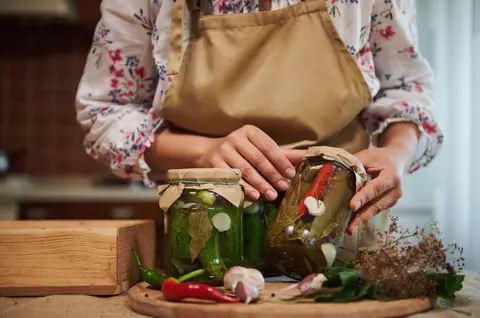 De ce se face floare albă la murături și cum o previi. Greșeala frecventă din borcan