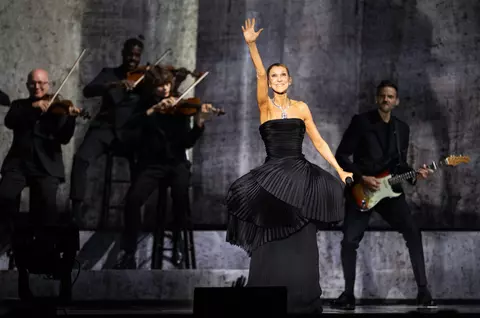 Celine Dion a revenit pe scenă la șase ani de la ultimul turneu. Lacrimi, melodii puternice și un mesaj emoționant pentru fani: „Am promis că mă voi întoarce!”