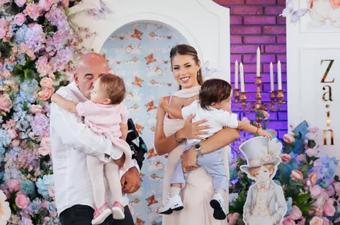 Gemenii Roxanei Nemeș au împlinit un an și au fost sărbătoriți cu fast: „Vă iubim mai mult decât pot spune cuvintele”. Ce au ales Ania și Zain de pe tăviță