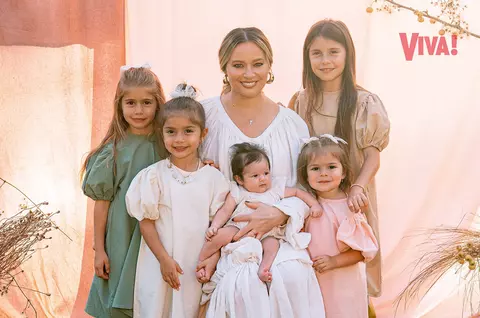 Laura Cosoi, alături de cele cinci fetițe pe coperta VIVA! de octombrie! Primul pictorial de familie, alături de mezina Nina: "Când mă uit acum la noi, văd în primul rând cinci copii pe care îi iubesc"