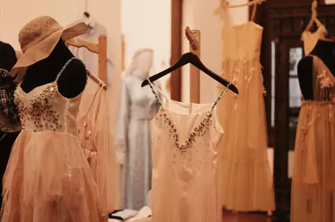 Drama Is the Dress Code: catifea, paiete și look-uri care cer lumina reflectoarelor