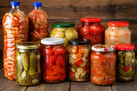 Ce să pui în salicilat ca să iasă gustoase conservele. Ingredientul secret care se adaugă pentru a păstra legumele mai bine
