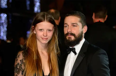 Shia LaBeouf și Mia Goth s-au despărțit în secret, anul trecut, după 13 ani de relație. Actrița a înaintat actele de divorț abia acum și face acuzații grave la adresa starului din Transformers