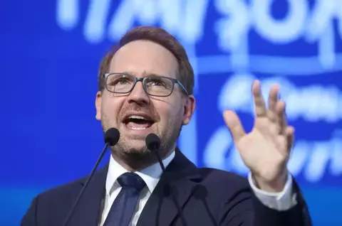 Dominic Fritz acuză PSD şi AUR că fac scut în Parlament ca să nu se afle adevărul despre zborurile de lux pesediste: "Leii suveranişti devin pisici când e vorba de mişmaşurile PSD"