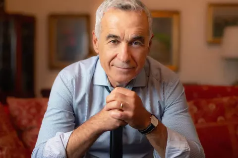 Călin Georgescu le-a explicat susținătorilor săi de ce se află în continuare în arest preventiv și nu în arest la domiciliu, cum a decis Tribunalul București: "Vă mulțumim pentru grijă, susținere, răbdare și discernământ"