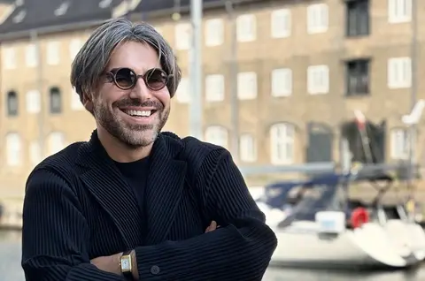 Cine este și cum arată bărbatul căruia Maurice Munteanu de la Asia Express i-a jurat iubire veșnică: "În oglindă, zăresc toți anii noștri, adunați în liniște în jurul nostru"