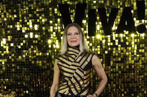 Romanița Iovan a rescris regulile eleganței la Petrecerea VIVA! 2026. Creatoarea de modă a mizat pe un look avangardist, format dintr-un top geometric auriu și pantaloni palazzo strălucitori