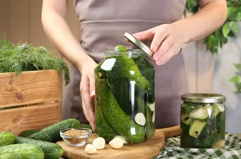Ce condimente se pun la murături. Ghidul complet pentru un gust desăvârșit și legume crocante