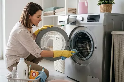 Cum și cât de des se curăță corect mașina de spălat. Ce greșeală banală aduce mucegaiul și mirosurile grele în casă