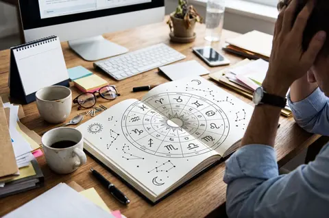 Horoscop 15 octombrie 2026. Trei zodii au parte de stres la locul de muncă