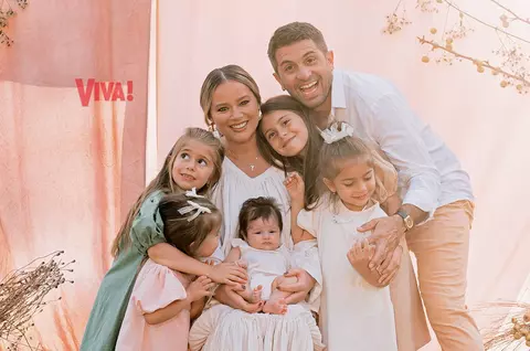 Laura Cosoi și Cosmin Curticăpean nu uită de romantism, chiar dacă au cinci fiice și multe responsabilități: „Mă emoționează grija lui. Sunt văzută ca femeie, cu nevoile mele!” / EXCLUSIV
