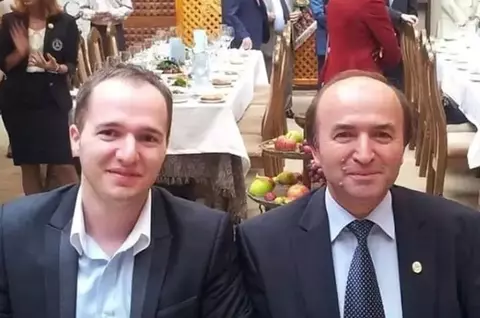 Fiul lui Tudorel Toader, arestat preventiv pentru 30 de zile, fiind acuzat de agresiune sexuală asupra a două studente. Reacția tatălui său, fostul ministru al Justiției: "E un atac la adresa mea, lovindu-se în Alexandru!"
