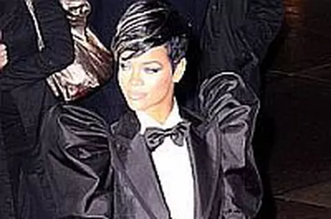 Rihanna poarta doliu pentru Michael