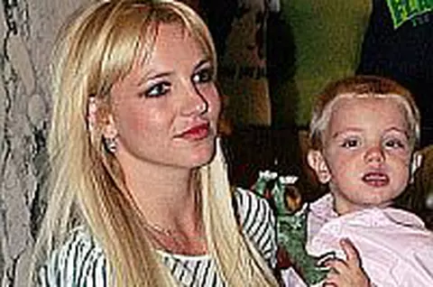 Britney Spears - Cu copiii si iubitul la fabrica de dulciuri