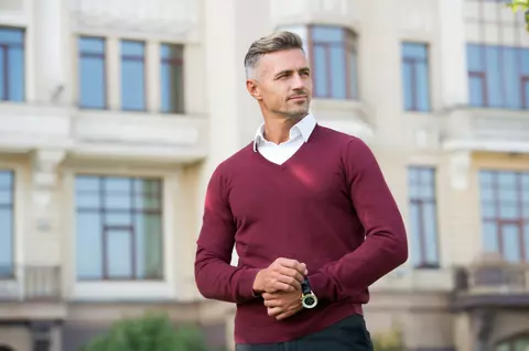 Hanorace pentru bărbați în duet cu o cămașă elegantă - ce modele arată cel mai bine într-o astfel de combinație?
