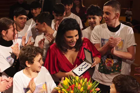 Alina Șerban, prima artistă romă decorată cu Ordinul “Meritul Cultural”, în grad de Cavaler