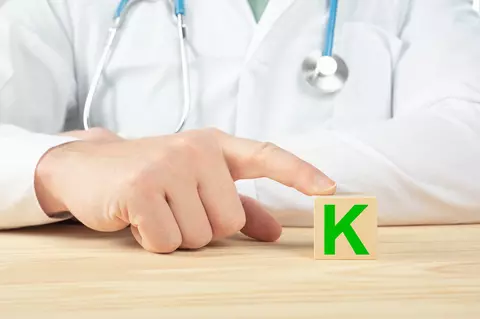 Vitamina K2: secretul mai puțin cunoscut pentru oase rezistente