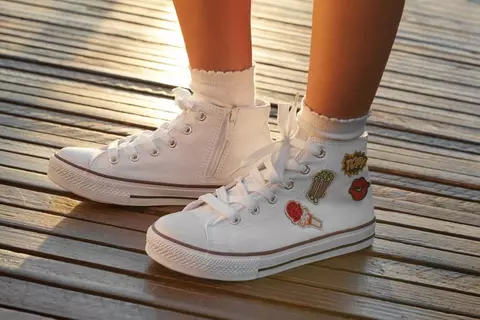 Cum să alegi teniși la modă și confortabili pentru copii?