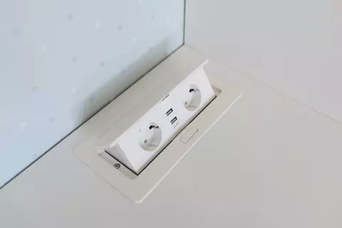 Optimizarea spațiului: exemple de mobilier cu prize încorporabile