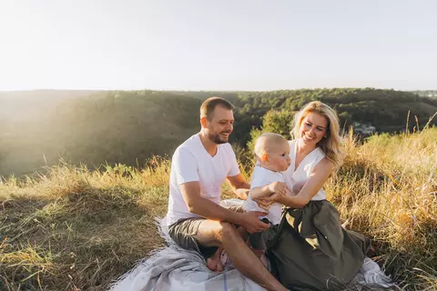 Ajutor financiar pentru părinții cu copii mici în 2025, timp de doi ani. "1.500 de lei, pe lângă alocație!" Cine primește banii