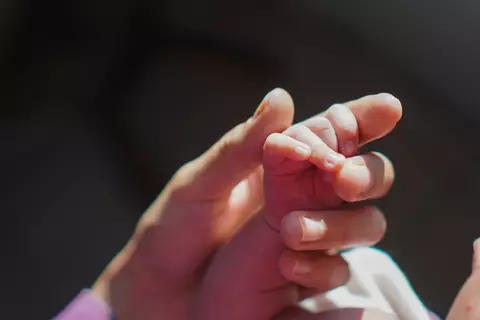 Pașcani: Un bebeluș a supraviețuit după ce a fost aruncat în toaleta din curte. Mama de 21 de ani credea că l-a născut decedat