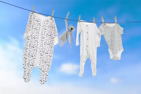 Cum să menții hăinuțele moi și delicate pentru pielea bebelușului