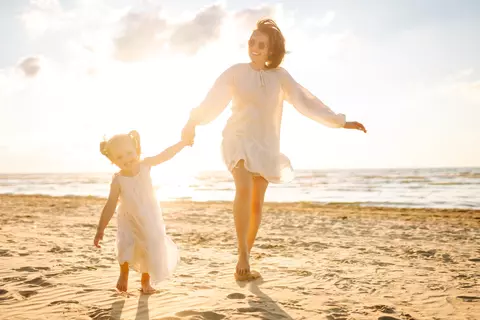 Cum ai grijă de tine și de copilul tău în sezonul cald: sfaturi pentru o vară liniștită