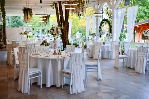 Organizezi botezul bebelușului? Iată de ce părinții aleg tot mai des locații în aer liber, ca Cernica Events