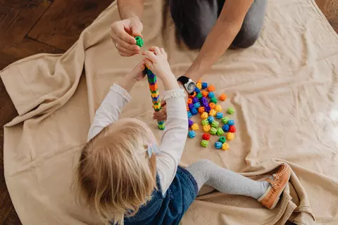 Seturi de construcție care nu au legătură cu vârsta: cum să creezi un “wall art” pentru birou