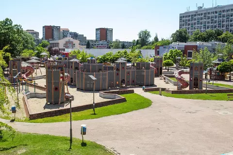 Un copil de 8 ani din Oradea, agresat în Orășelul Copiilor, în plină zi, într-o toaletă publică. "A stins lumina și l-a lovit repetat! Părea o provocare TikTok!"