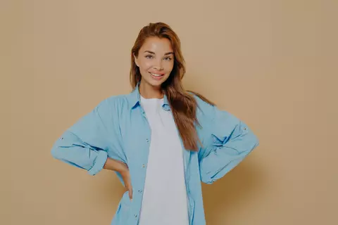 Cămașa oversized: cum să o porți și să o stilizezi pentru un look cool? 