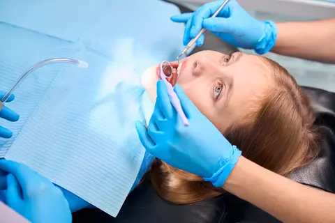 Cum alegi un medic stomatolog copii București: criterii esențiale pentru o experiență fără teamă la dentist